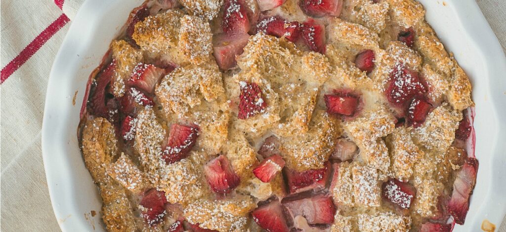 Pudding au pain avec des fraises