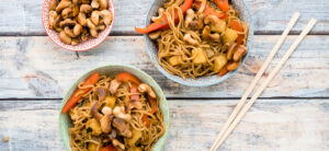Nouilles aux ananas, légumes et noix caramélisées