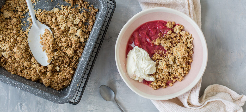 Compote de rhubarbe et crumble aux flocons d’avoine