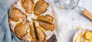 Cake aux amandes, poire et gingembre