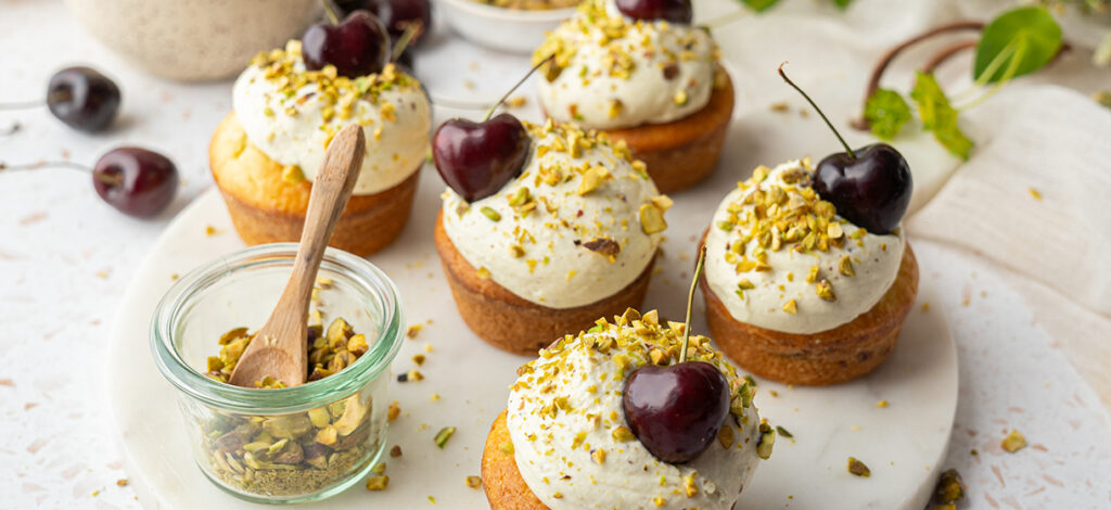Muffins cerises & Chantilly à la pistache